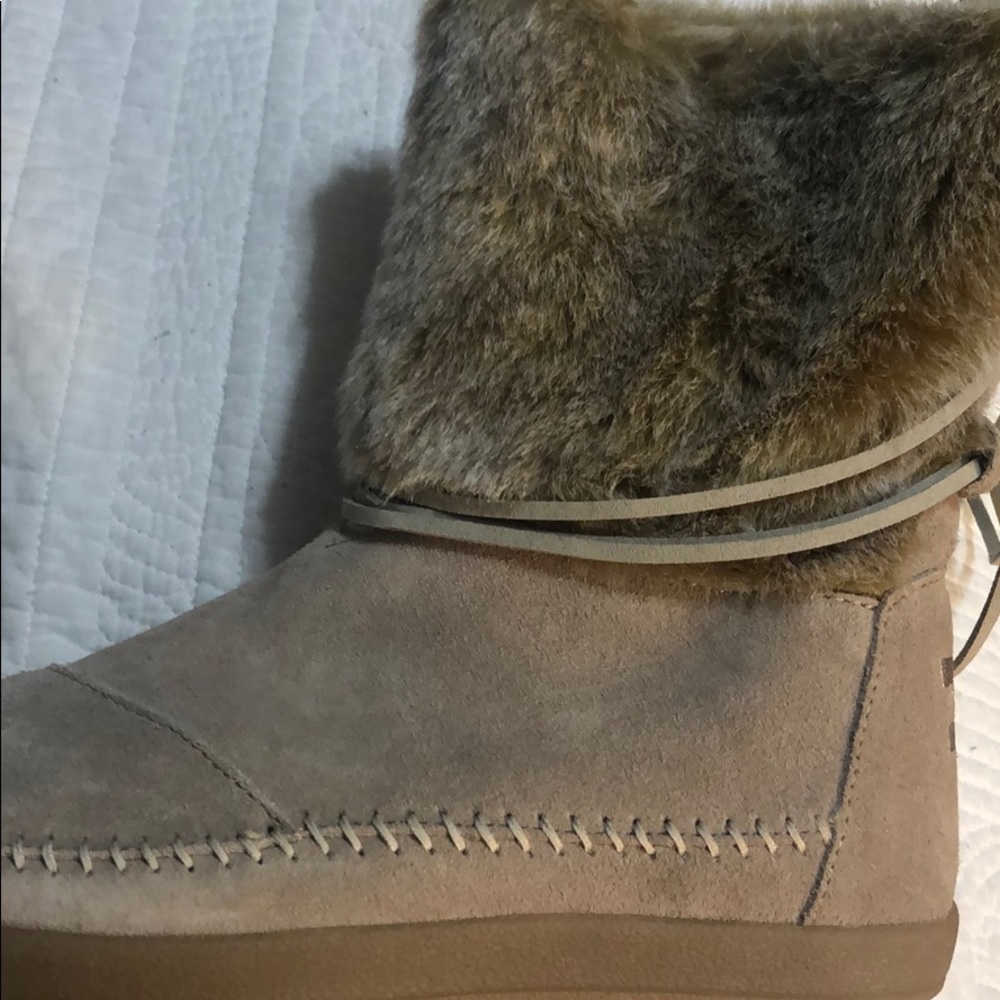 Brand new toms boot with tags!!